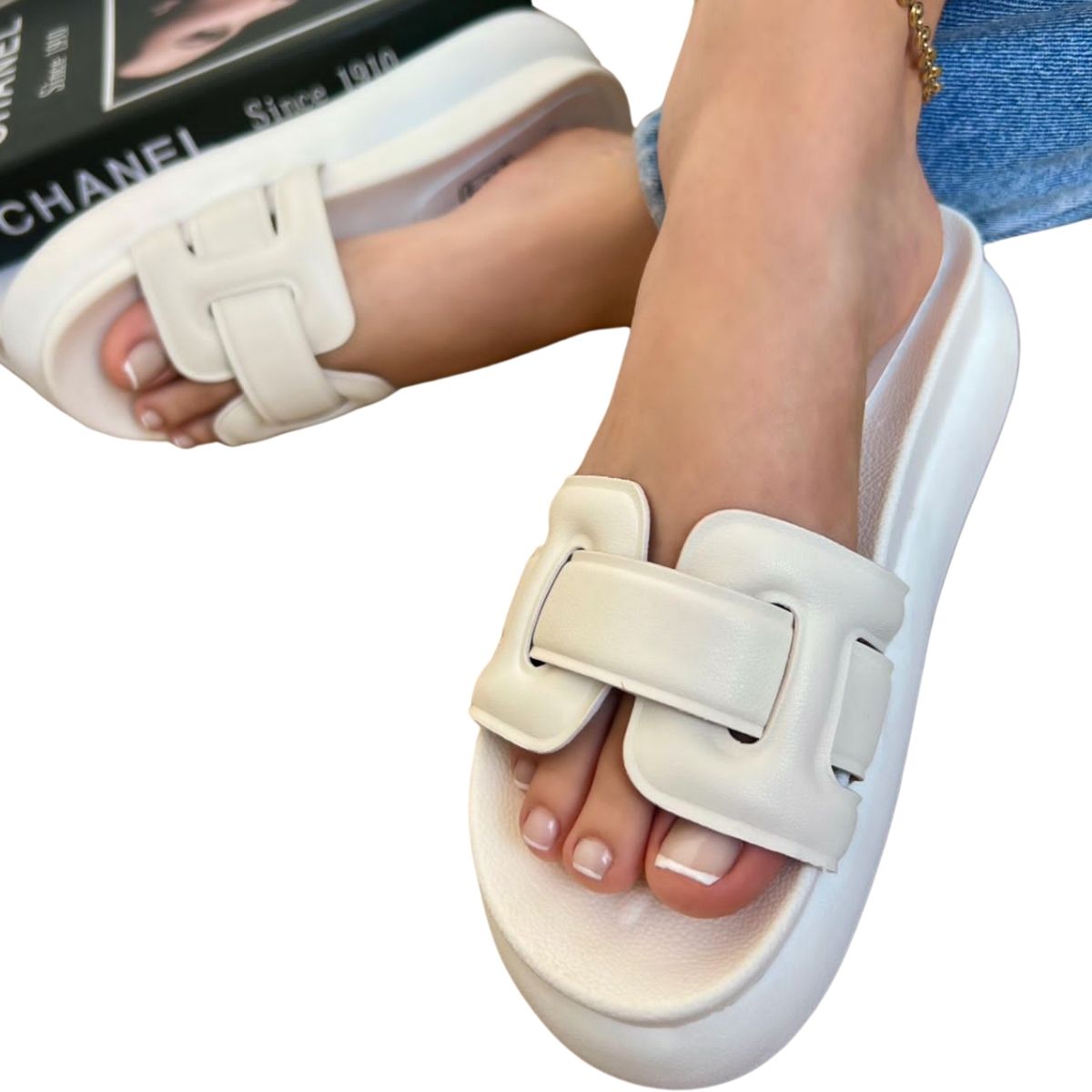 Comprar Sandalias Mujer  ¿Buscas las Mejores Sandalias para Mujer? En ONLINESHOPPINGCENTERG tenemos la mayor variedad de sandalias mujer para todos los estilos y ocasiones. Si quieres comprar sandalias mujer cómodas, elegantes o deportivas, aquí encontrarás las mejores opciones.  Tipos de Sandalias Mujer Más Vendidas 1. Sandalias para Mujer Cómodas Birkenstock mujer: Ideales para caminar todo el día.  Sandalias Skechers mujer: Con plantillas acolchadas.  Sandalias planas mujer: Perfectas para el día a día.  2. Sandalias de Moda Sandalias doradas: Brillantes y elegantes.  Sandalias plataforma: Añaden altura con estilo.  Sandalias negras mujer: Versátiles y sofisticadas.  3. Sandalias Deportivas Sandalias Nike mujer: Diseño ergonómico.  Sandalias Adidas mujer: Ideales para el verano.  Sandalias trekking mujer: Para aventuras al aire libre.  4. Sandalias de Lujo Sandalias Hermes: Elegancia premium.  Sandalias Guess mujer: Estilo fashion.  Sandalias Tory Burch: Diseños exclusivos.  ¿Dónde Comprar Sandalias Mujer? En ONLINESHOPPINGCENTERG ofrecemos envíos rápidos a:  Sandalia mujer en España  Sandalia mujer en México  Sandalia mujer en Perú  Sandalia mujer en Colombia (Casanare, Meta, Atlántico, Valle del Cauca, etc.)  Sandalia mujer en El Salvador  Sandalia mujer en Guatemala  Sandalia mujer en Costa Rica  ¡Encuentra tus sandalias mujer favoritas y exclusivos!  Preguntas Frecuentes sobre Sandalias Mujer 1. ¿Cuáles son las sandalias más cómodas para mujer? Las Birkenstock mujer, Sandalias Skechers mujer y Crocs sandalias mujer son las más recomendadas por su comodidad.  2. ¿Dónde comprar sandalias mujer? En ONLINESHOPPINGCENTERG tenemos ofertas en sandalias para mujer de marcas como Geox, Pikolinos y XTI.  3. ¿Qué sandalias son mejores para verano? Las sandalias planas mujer, chanclas Havaianas y sandalias de playa son ideales.  4. ¿Cómo elegir la talla correcta de sandalias? Revisa nuestra guía de tallas y elige según tu número habitual. Algunas marcas como Birkenstock tienen un ajuste diferente.  5. ¿Tienen sandalias para mujer con soporte ortopédico? Sí, tenemos sandalias ortopédicas mujer de marcas como Dr. Scholl’s y Alegria.  ¿Por qué Comprar en ONLINESHOPPINGCENTERG? Gran variedad: Desde sandalias Nike mujer hasta sandalias Hermes.  Envíos rápidos: A toda España, México, Perú y más.  Precios bajos: Las mejores ofertas en sandalias mujer.  ¡Visita nuestra tienda y encuentra tus sandalias mujer ideales hoy mismo!